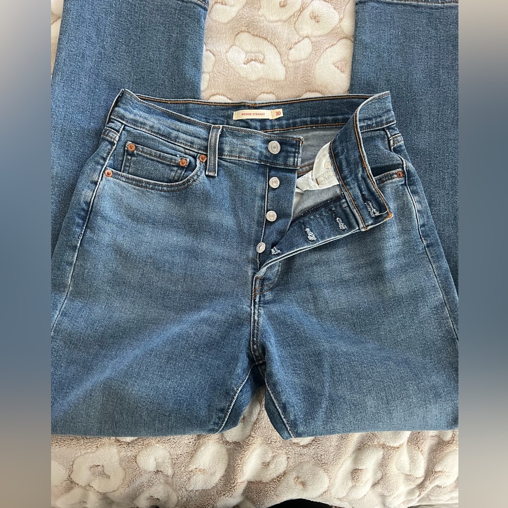 Levi’s Wedgie Straight jeans. Color: Love in the Mist